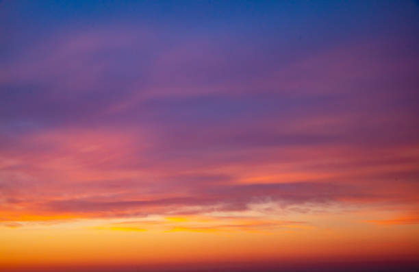 vista panorámica del cielo nublado durante la puesta del sol - anochecer fotografías e imágenes de stock
