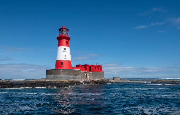 faro de longstone - lighthouse beacon north sea coastal feature fotografías e imágenes de stock