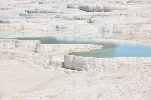 pamukkale piscina natural de calcário mineral branco pamukkale. marco da geologia. turquia - stalactite - fotografias e filmes do acervo