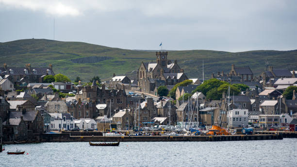 miasto lerwick i port na szetlandach - shetland islands zdjęcia i obrazy z banku zdjęć