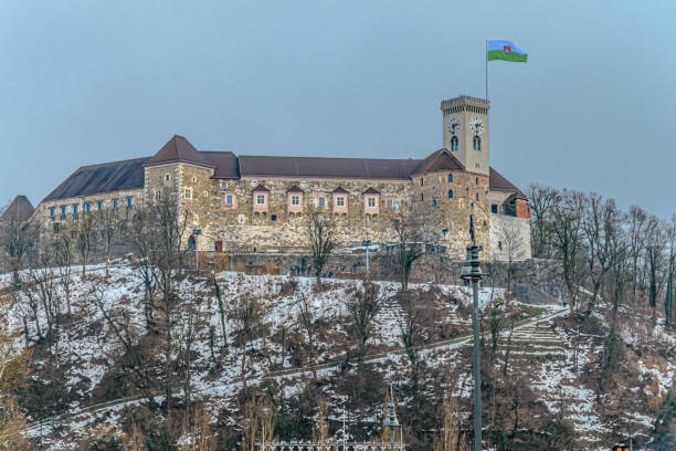 castillo de liubliana - castle slovenia winter snow fotografías e imágenes de stock