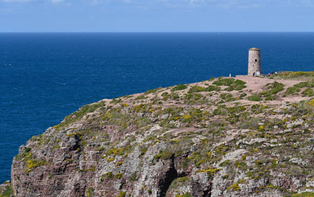 faro di cap fréhel in cima alle scogliere in bretagna - brittan foto e immagini stock