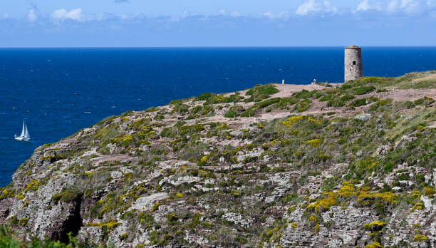 farol de cap fréhel no topo das falésias em brittan - brittan - fotografias e filmes do acervo