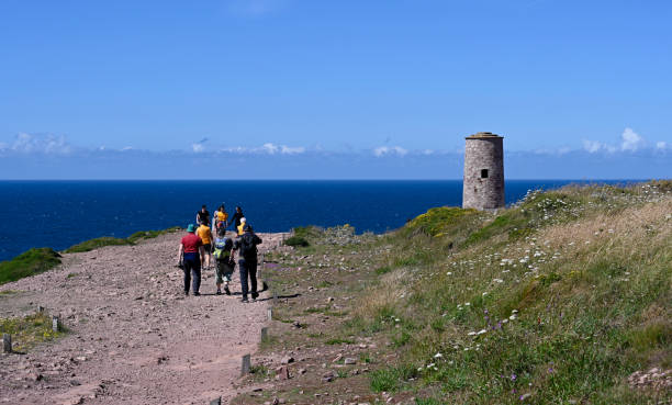 farol de cap fréhel no topo das falésias em brittan - brittan - fotografias e filmes do acervo