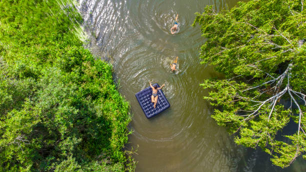 엄마가있는 아이들은 강가의 팽창식 매트리스에 떠 있습니다. - child inflatable raft lake family 뉴스 사진 이미지