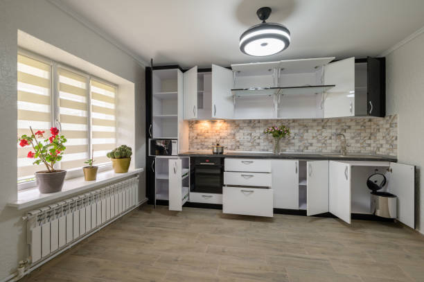 interior renovado para cozinha branca moderna com portas abertas - blinds showroom decor home improvement - fotografias e filmes do acervo