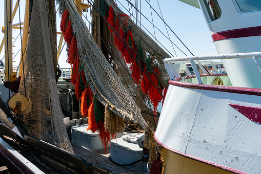 Detail van vissersschip in de haven van IJmuiden met netten
