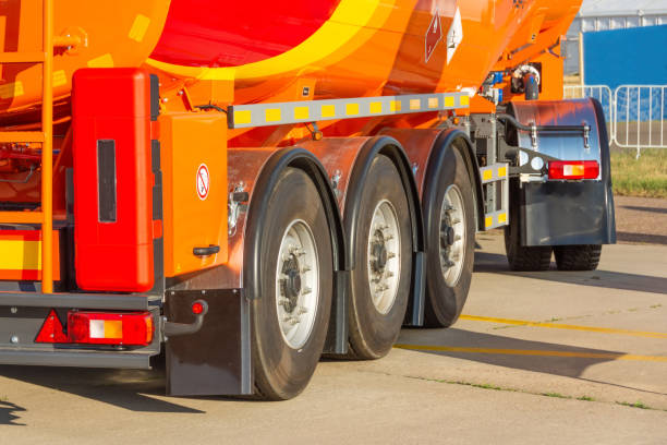 トレーラーホイールは、可燃性のガソリントランスポーダーをクローズアップします。 - fuel tanker close up semi truck multiple lane highway ストックフォトと画像