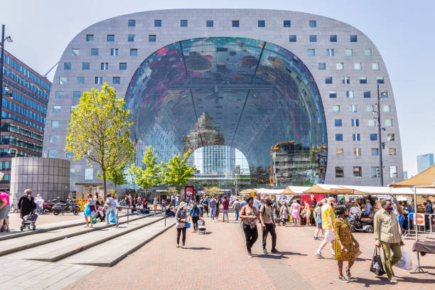 modernes wohn- und geschäftshaus mit markthalle im zentrum von rotterdam. - rotterdam stock-fotos und bilder