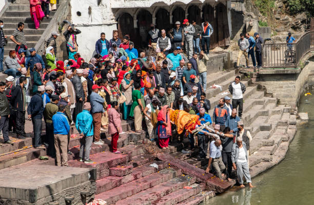 hindu purification ceremony before cremation - nepalese culture nepal kathmandu bagmati imagens e fotografias de stock