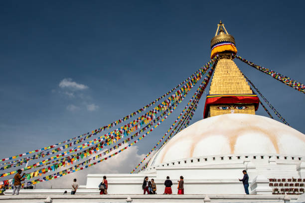 buddhistischer stupa boudhanath - bodnath stupa stock-fotos und bilder