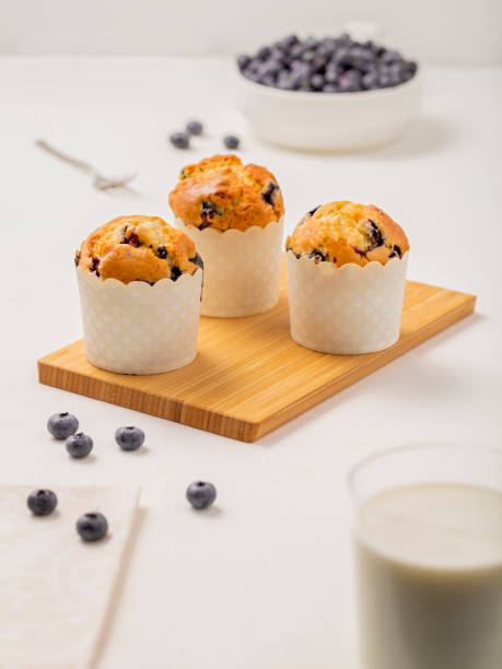 deliciosos muffins de arándanos sobre fondo blanco - muffin blueberry muffin blueberry isolated fotografías e imágenes de stock
