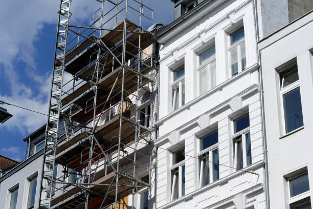 odnowiony i rusztowany stary budynek - restoring house scaffolding history zdjęcia i obrazy z banku zdjęć