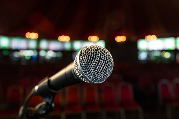 micrófono en un evento de stand-up comedy en una carpa de edimburgo al margen del festival 4 - máscara de la comedia fotografías e imágenes de stock