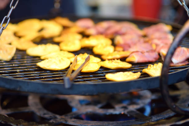 la comida callejera tradicional de polonia oscypek es un queso a la parrilla de leche de oveja salada con diferentes ingredientes como tocino o mermeladas. cocina de oscypek en el mercado de navidad en cracovia. - 13427 fotografías e imágenes de stock