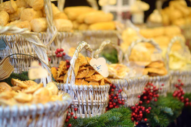 il tradizionale oscypek di street food della polonia è un formaggio grigliato di latte di pecora salato con ingredienti diversi come pancetta o marmellate. cesto di oscypek sul mercatino di natale di cracovia. - 13417 foto e immagini stock