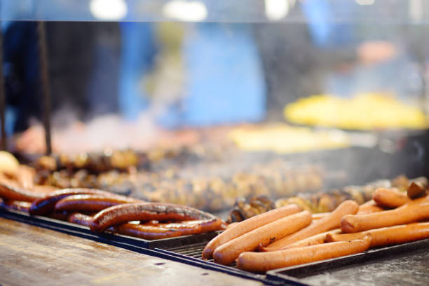 nourriture chaude sur le marché de noël de cracovie. comme le veut la tradition, saucisses, kupaty, hot-dog, wurst, saucisses cuisent sur un feu ouvert. cuisine européenne traditionnelle. - 13431 photos et images de collection