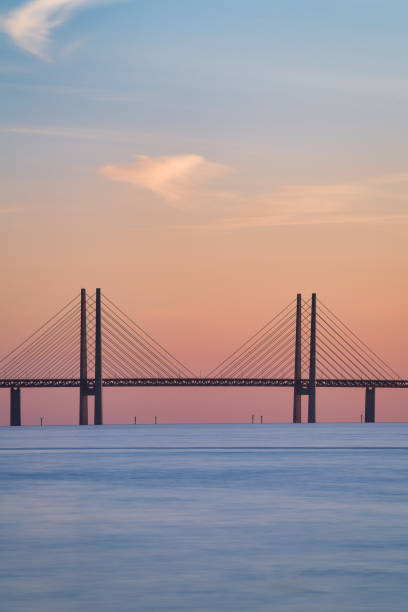 the oresund bridge is a combined motorway and railway bridge between sweden and denmark (malmo and copenhagen). - suspension railway imagens e fotografias de stock