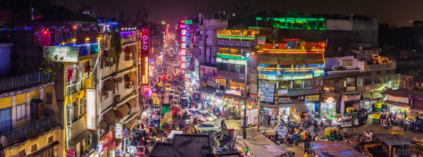 stadtleben - hauptbasar in delhi bei nacht, indien - delhi new delhi panoramic india stock-fotos und bilder