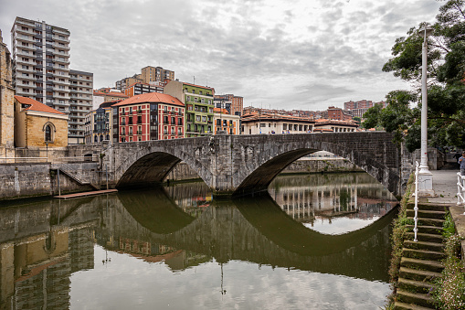 It spans the Estuary of Bilbao, linking the neighbourhoods of Bilbao La Vieja and Casco Viejo. It is the oldest bridge in the city, with the original bridge being opened before 1318.