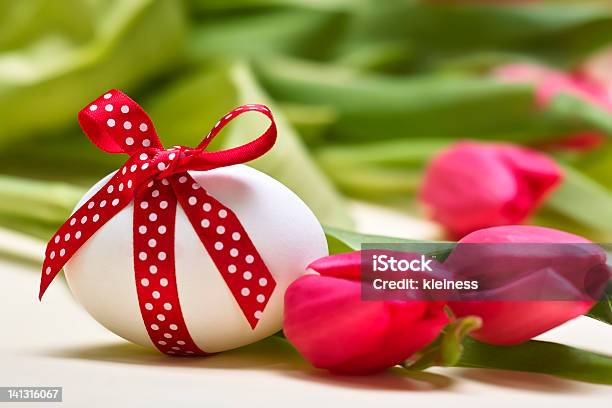 Huevo De Pascua Foto de stock y más banco de imágenes de Cabeza de flor - Cabeza de flor, Cinta, Color - Tipo de imagen