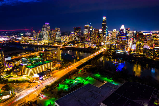 austin texas city brille la nuit - austin texas skyline texas cityscape photos et images de collection