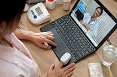asiatische-frau-telemedizin-arzt-online-