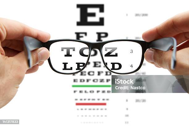 Foto de Olhando Através Dos Óculos No Tabela e mais fotos de stock de Acessório ocular - Acessório ocular, Aparato de Exame de Vista, Aprimoramento