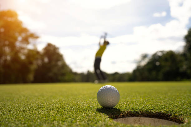 ação do golfista para vencer depois de muito tempo colocando bola de golfe no buraco. - golf golf swing sunset golf course - fotografias e filmes do acervo