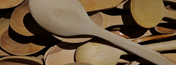 close-up de colheres de madeira vazias - wooden spoon built structure domestic room domestic kitchen - fotografias e filmes do acervo