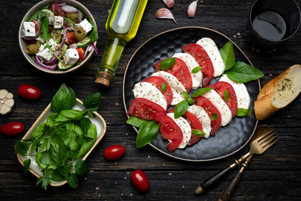 verità del piatto italiano - caprese salad foto e immagini stock