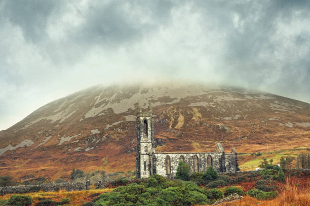 ドニゴール州ダンルーウィー旧教会、アイルランド - republic of ireland mount errigal mountain landscape ストックフォトと画像