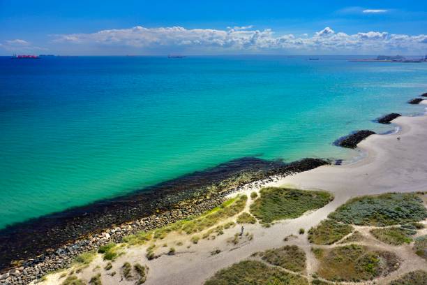 el faro de skagen (en danés: skagen fyr), también conocido como el faro gris de skagen (det grå fyr), es un faro activo ubicado a 4 km (2,5 millas) al noreste de skagen en el extremo norte de jutlandia, dinamarca. - lighthouse beacon north sea coastal feature fotografías e imágenes de stock