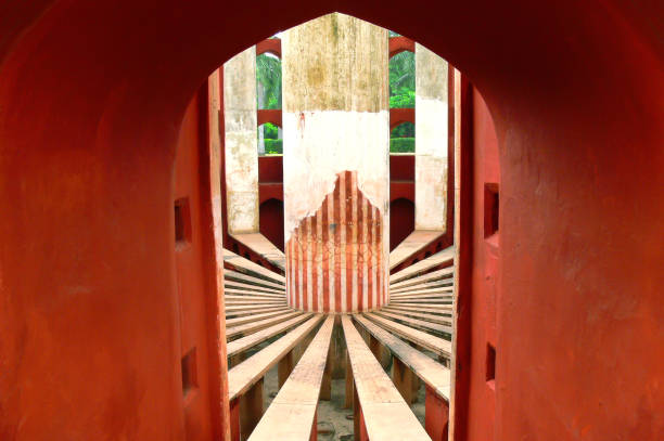 rama yantra à l’observatoire astronomique historique jantar mantar, delhi, inde qui a été construit par le maharaja jai singh ii de jaipur. - india new delhi indian culture pattern photos et images de collection