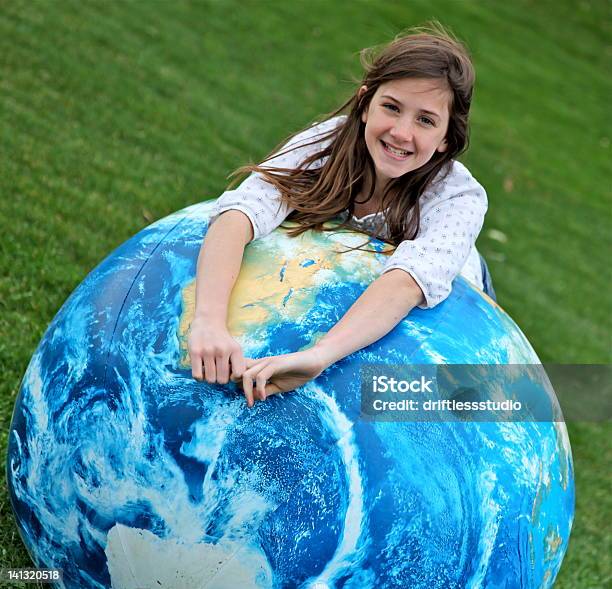 Ragazza Con Mondo Festeggia La Giornata Mondiale Della Terra - Fotografie stock e altre immagini di Bambino