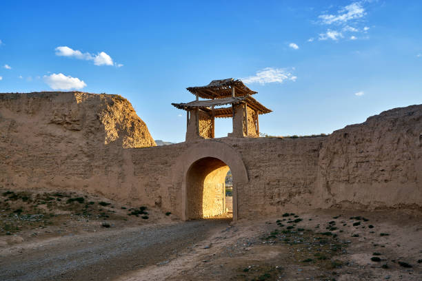 antica città di yongtai alla luce del sole al tramonto, gansu, cina - entrance door old ancient foto e immagini stock