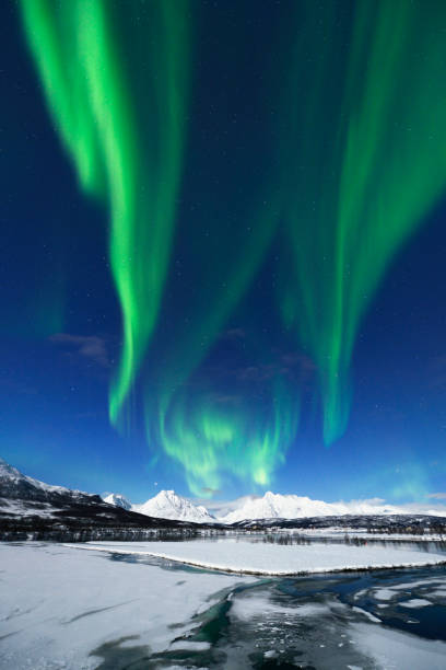 그린 오로라 보리알리스 앳 자정, 아이슬란드 - aurora borealis iceland astronomy tranquil scene 뉴스 사진 이미지