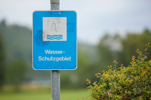 german sign to make aware of water protection area