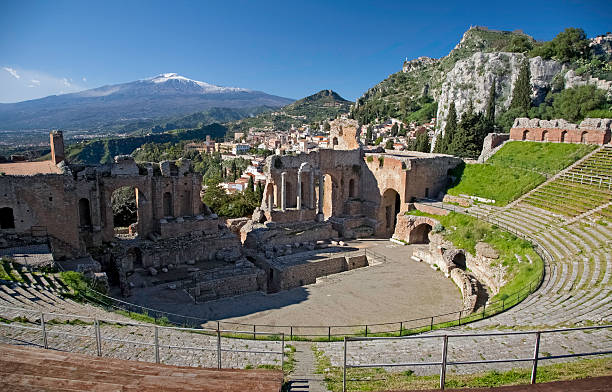 taormina, teatro grego - ancient past classic monument imagens e fotografias de stock