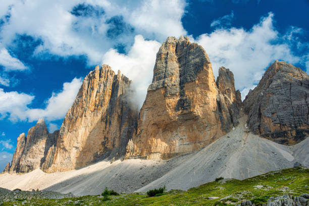 vista de dolomitas, alto adige, itália - tirol rock gravel mountain peak - fotografias e filmes do acervo