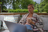 junge-frau-die-von-zu-hause-aus-auf-ihrer-veranda-arbeitet.jpg?b=1&s=170x170&k=20&c=uV20Ed9B9dU5qfMPQ77tLwXSksqCxEj-M3jWptLJo6s=