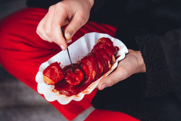 berliner currywurst, deutsches gericht aus geschnittener wurst - currywurst stock-fotos und bilder