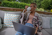 frau-arbeitet-von-zu-hause-aus.jpg?b=1&s=170x170&k=20&c=QrnDnqmOdt3OVGxh9y7uMUDjskqSPEfeY2-2LTmxq_g=