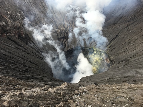 The crater of Mount Bromo is a suitable tourist attraction for you to visit.