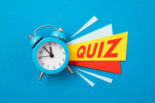 Quiz Red alarm clock with colored papers and quiz text on blue background quiz time stock pictures, royalty-free photos & images