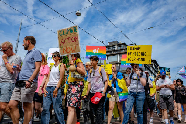 pride walk 2022 в амстердаме - праздник и протест - city amsterdam urban scene gay parade стоковые фото и изображения