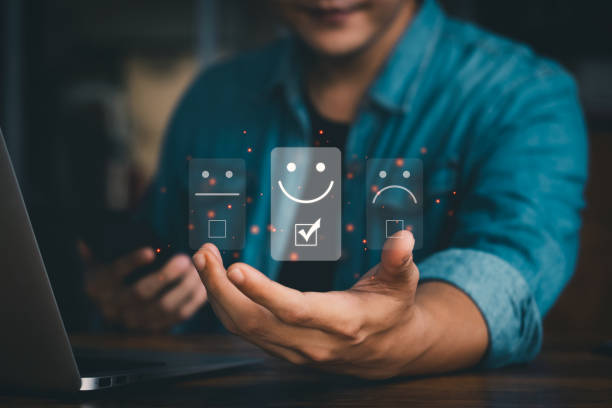 User give rating to service experience on online application, Customer review satisfaction feedback survey concept, Customer can evaluate quality of service leading to reputation ranking of business. el usuario da calificación a la experiencia de servicio en la aplicación en línea, concepto de encuesta de satisfacción de la revisión del cliente, el cliente puede evaluar la calidad del servicio que conduce a la clasificación de la reputación del