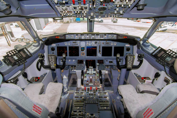 una vista della cabina di pilotaggio di un grande aereo commerciale una cabina di pilotaggio. vista della cabina di pilotaggio di un aereo da crociera pannello di controllo in una cabina di pilotaggio dell'aereo. - cockpit airplane autopilot dashboard foto e immagini stock