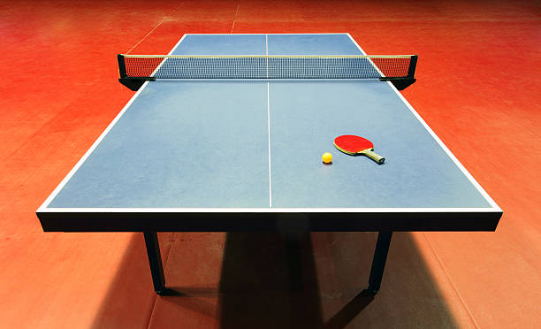 table de tennis et des raquettes et balles - table tennis table tennis racket racket sport ball photos et images de collection