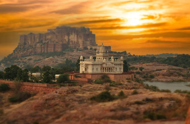 jaswant thada ist ein kenotaph in jodhpur, im indischen bundesstaat rajasthan. jaisalmer fort ist tilt shift linse - befindet sich in der stadt jaisalmer, im indischen bundesstaat rajasthan. - tilt shift lens stock-fotos und bilder